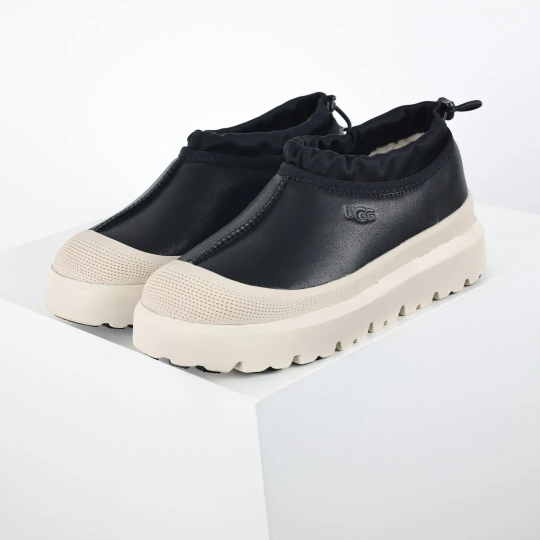 Pick up locally 💰620 Core recommendation Good price Cashmere insoles are a very suitable choice for keeping warm in winter and at home. In the new year, uug launched a series of styles, which are partial to the preferences of young consumers and have also moved to the forefront of fashion trends. Shoe body material Water-repellent coated suede upper 17mm UGGPURE™ implanted wool insole Lightweight non-slip comfortable rubber outsole With brand LOGO Trademark Comes with a full set of packaging Size: 35 36 37 38 39 40 41 42 43 44